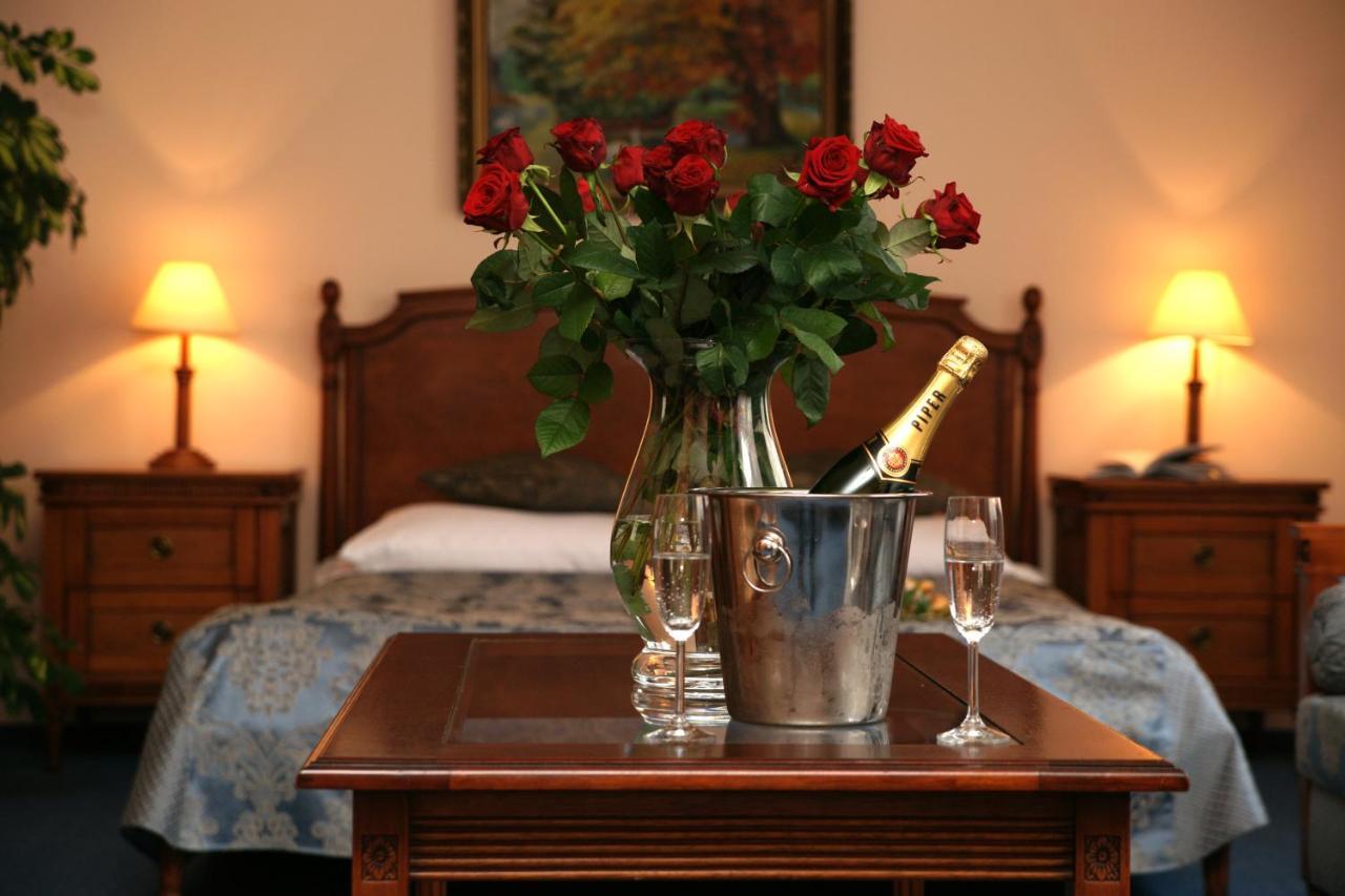Hotel Nowy Dwor W Zaczerniu Rzeszów Buitenkant foto