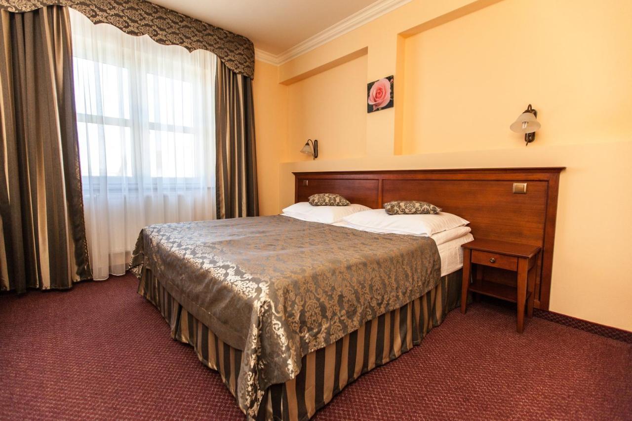 Hotel Nowy Dwor W Zaczerniu Rzeszów Buitenkant foto