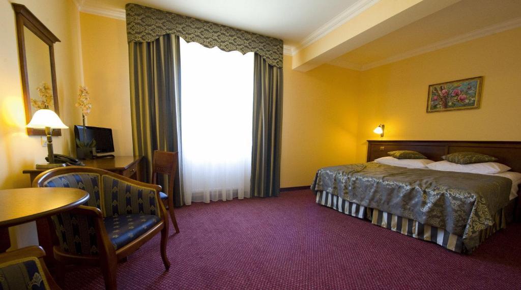 Hotel Nowy Dwor W Zaczerniu Rzeszów Kamer foto