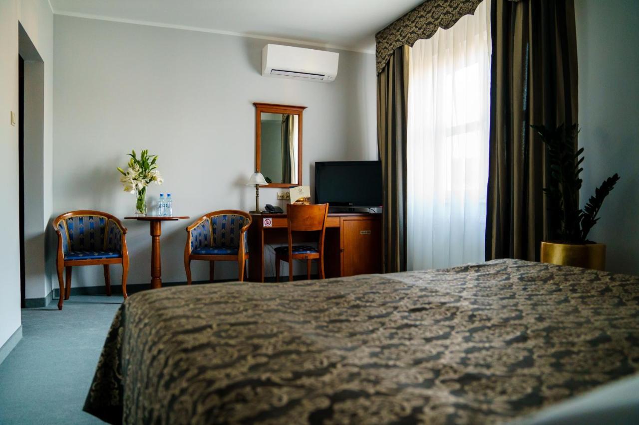 Hotel Nowy Dwor W Zaczerniu Rzeszów Buitenkant foto