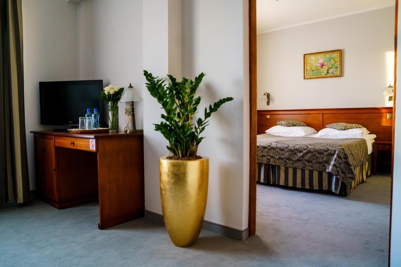 Hotel Nowy Dwor W Zaczerniu Rzeszów Buitenkant foto