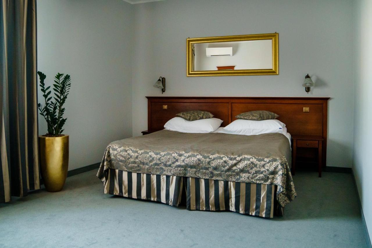 Hotel Nowy Dwor W Zaczerniu Rzeszów Buitenkant foto