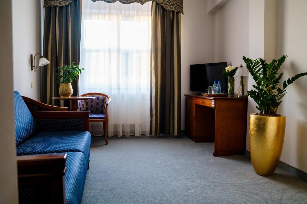Hotel Nowy Dwor W Zaczerniu Rzeszów Buitenkant foto